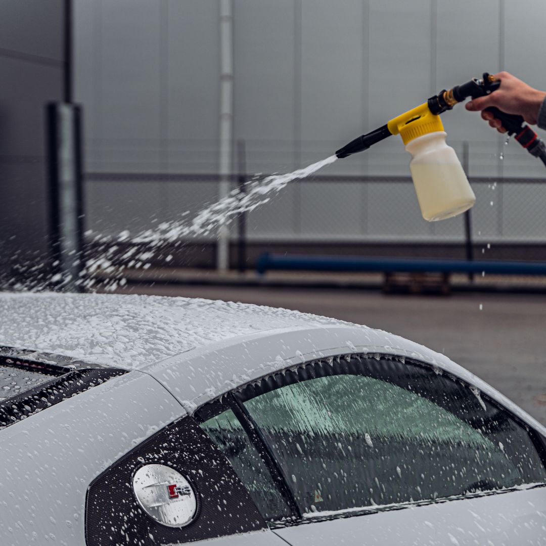Teer en vliegroest op je auto? Zo verwijder je het zonder lak te beschadigen