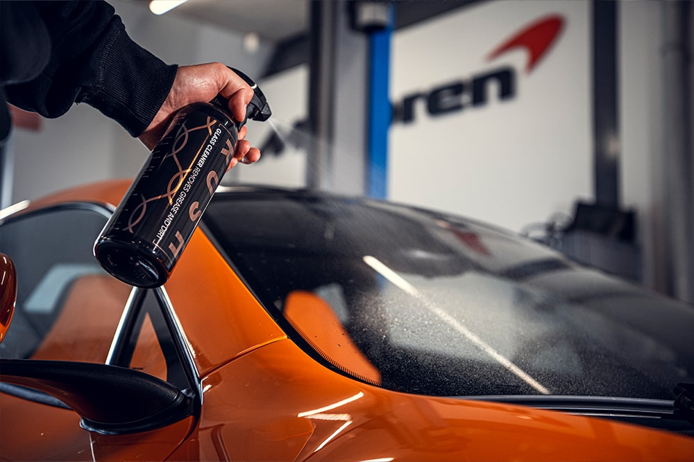 Buitenkant autoruit schoonmaken met streeploos resultaat zonder gedoe