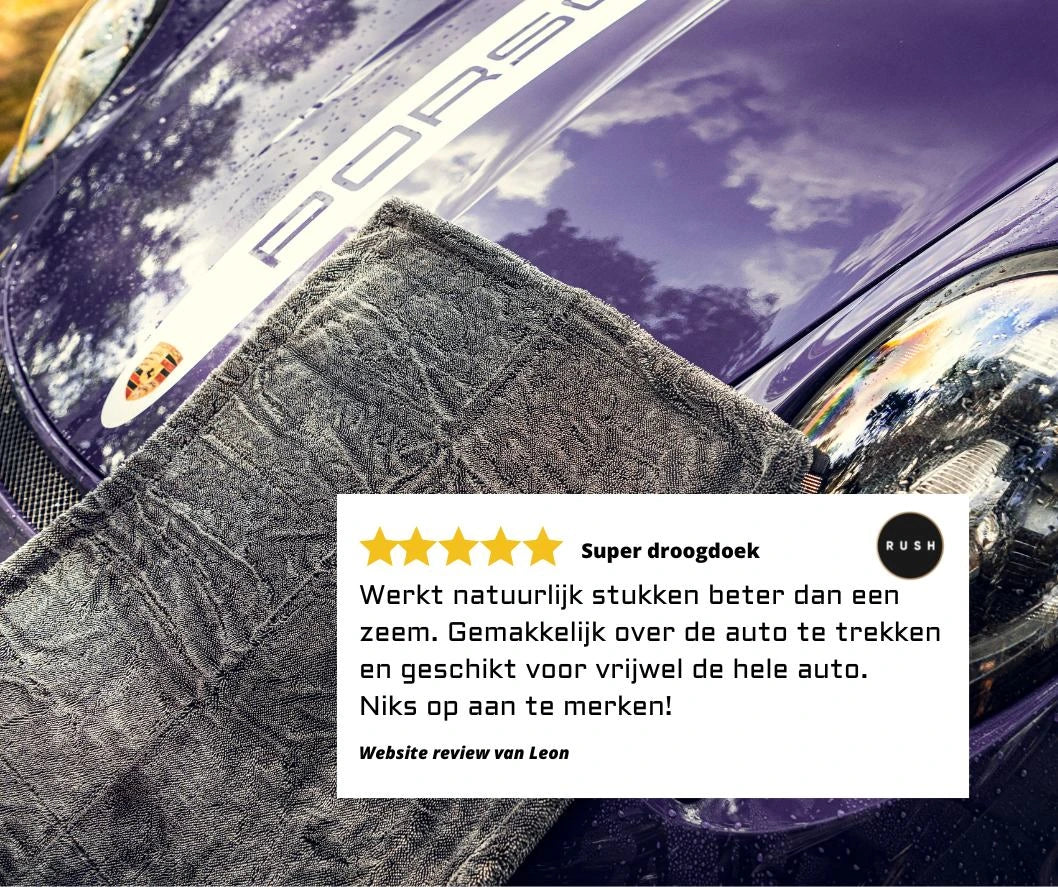 A close-up of the Master Drying Towel 1200 GSM in grey on a purple Porsche hood. Overlaid is a Dutch 5-star review praising this droogdoek auto’s cleaning effectiveness and user-friendly design for the whole car.