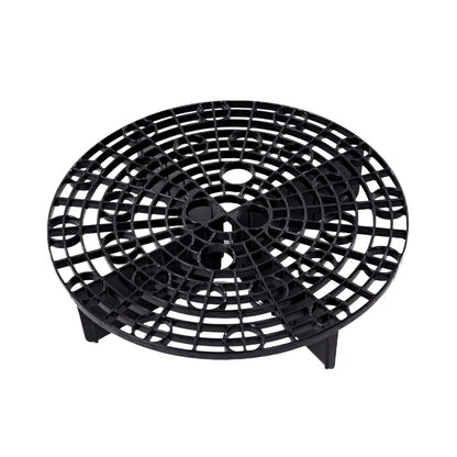 A black, round plastic grit guard with a crisscross pattern and raised legs, designed for use in the Detailing Bucket 20L to trap dirt—perfect for the 2-emmer methode during car cleaning.