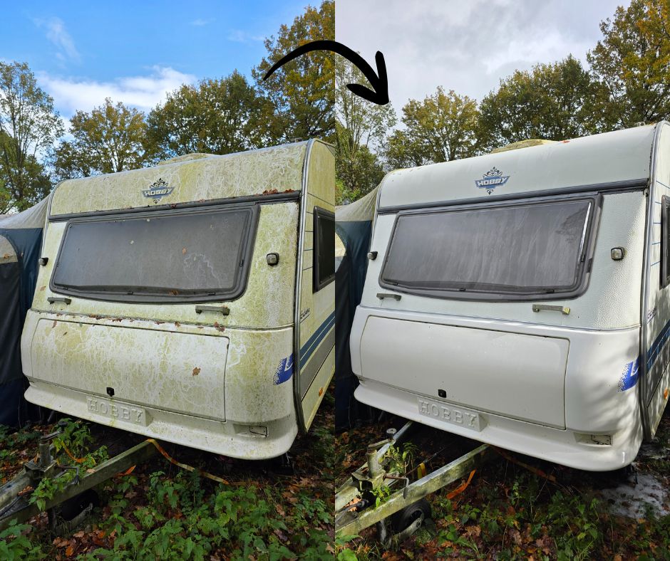 Een caravan op twee fotos naast elkaar: links met groene aanslag, rechts schoon en wit na gebruik van caravan reiniger, pijl naar rechts.