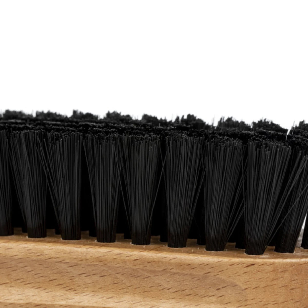 Close-up van zwarte nylon borstelharen op een textielborstel, ideaal voor auto-interieurreiniging en het vastleggen van de borstelstructuur.