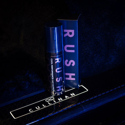 A bottle labeled Cool Performance - 125 ml and its matching box, both lit by blue light on a CULLINAN surface with the Rolls-Royce logo—perfect for those seeking een langdurige geur car parfum experience.