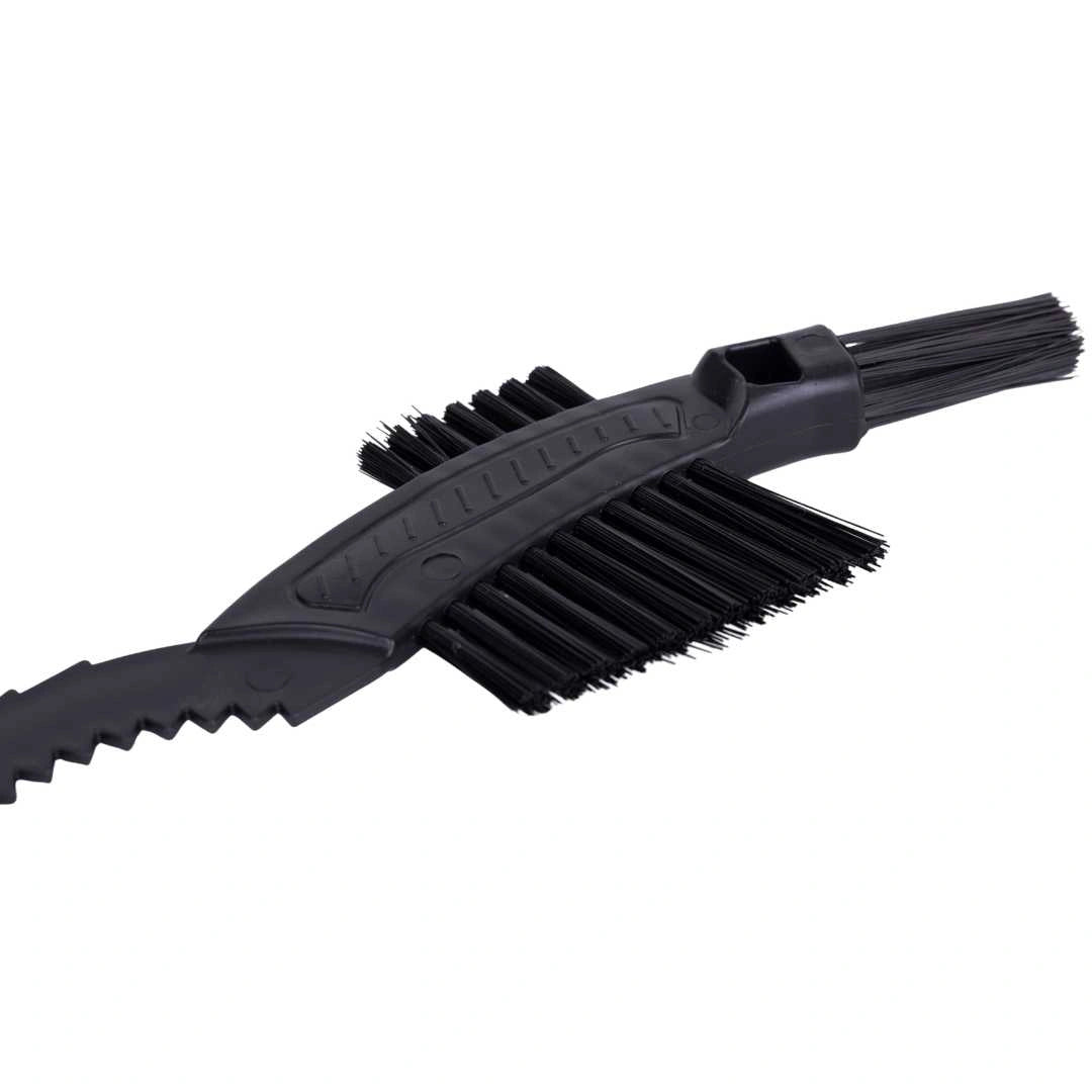 The Claw Brush is a black cassette borstel with two sets of stiff bristles facing opposite ways, a curved handle, and a jagged grip—perfect for kettingreiniger tasks and fietsonderhoud.