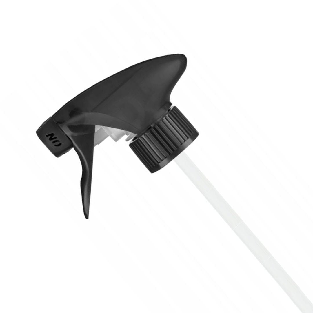 Zwarte plastic spuitfles met een lange witte buis, afgebeeld tegen een witte achtergrond.