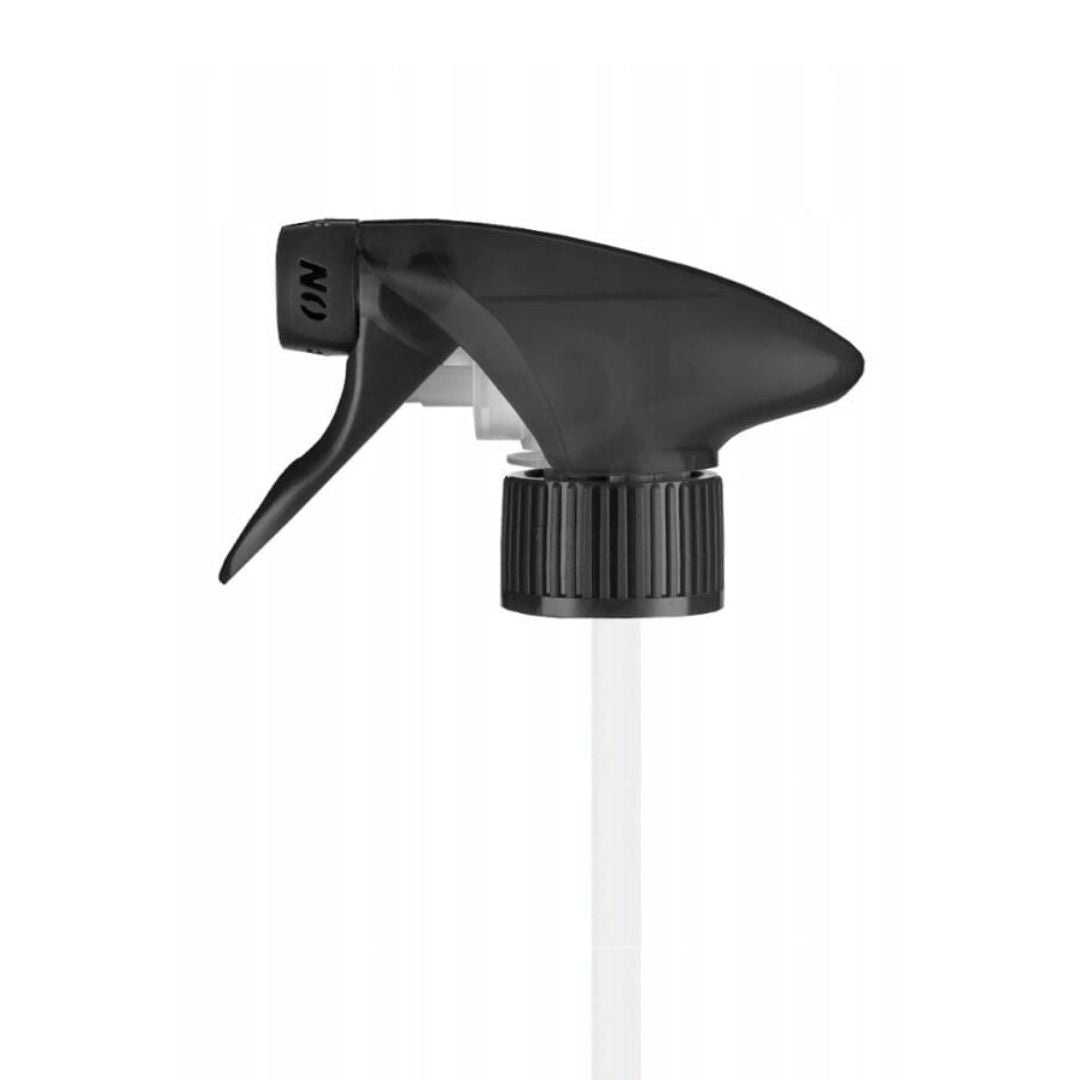 Een zwarte plastic spuitkop met een geribbelde dop en een witte buis, tegen een effen witte achtergrond.