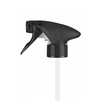 Een zwarte plastic spuitkop met een geribbelde dop en een witte buis, tegen een effen witte achtergrond.