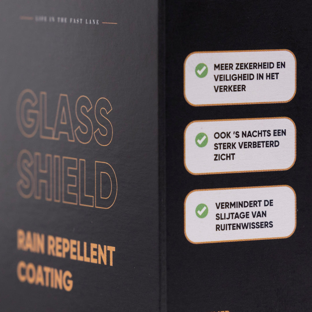 A close-up of a Glass Shield box shows three Dutch checklist items: waterafstotende ruitencoating, meer veiligheid en beter zicht bij regen, en minder slijtage aan ruitenwissers.
