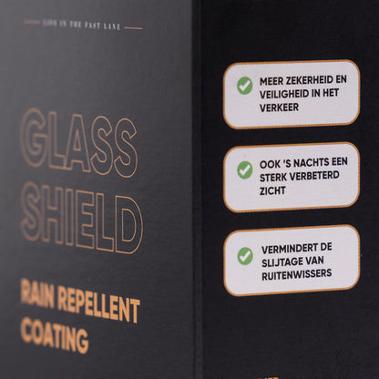 A close-up of a Glass Shield box shows three Dutch checklist items: waterafstotende ruitencoating, meer veiligheid en beter zicht bij regen, en minder slijtage aan ruitenwissers.