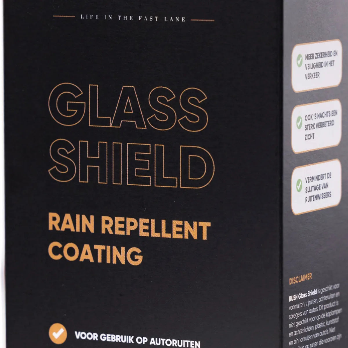 Close-up of Glass Shield packaging, featuring gold and white lettering on black. Dutch text promotes waterafstotende ruitencoating for autoruiten bescherming. Small icons and disclaimers are also present.