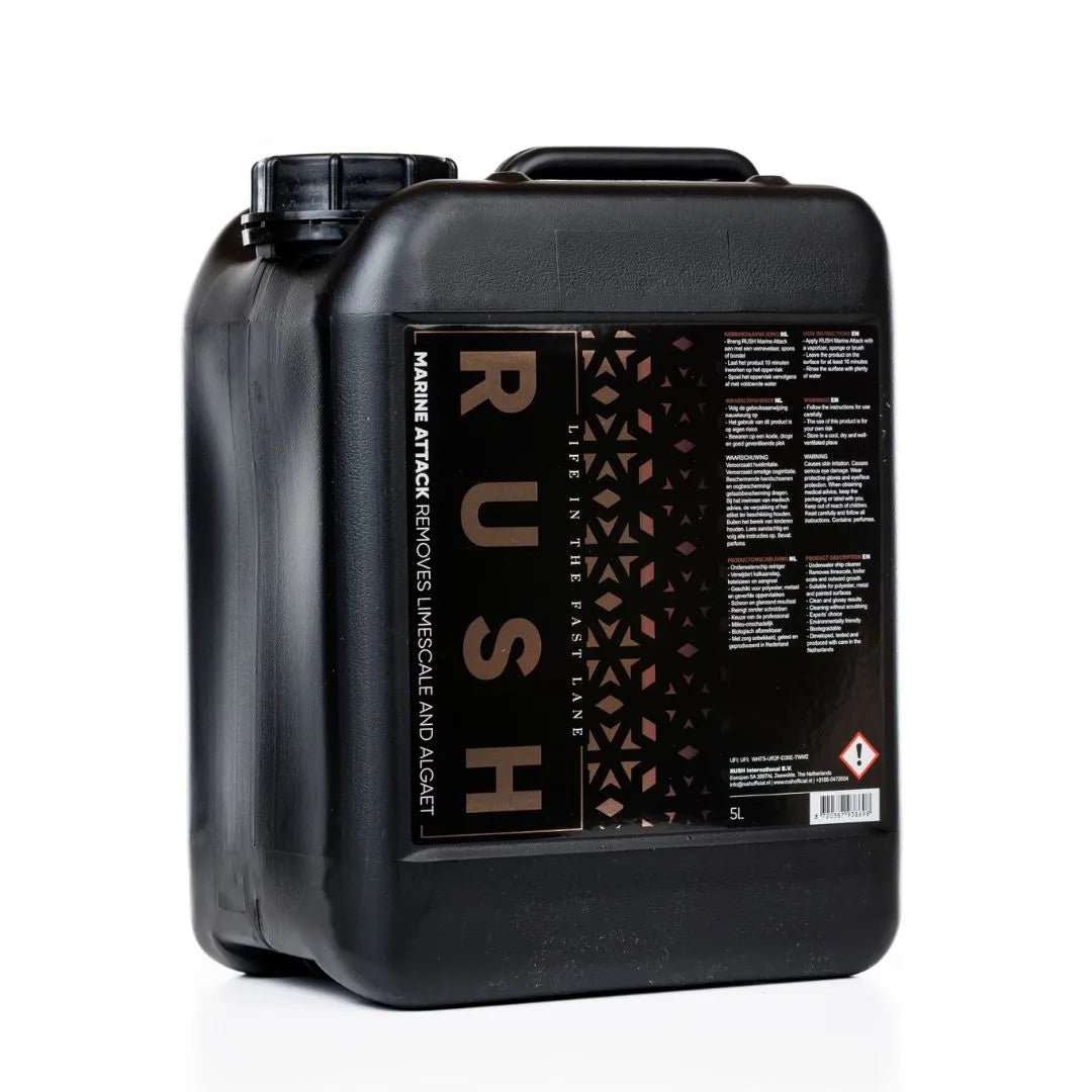 A black 5L plastic container labeled "1+1 GRATIS Marine Attack" with a black and copper geometric design, product info on the front, secure screw cap—ideal voor biologisch afbreekbaar kalkanslag verwijderen en boot reinigen.