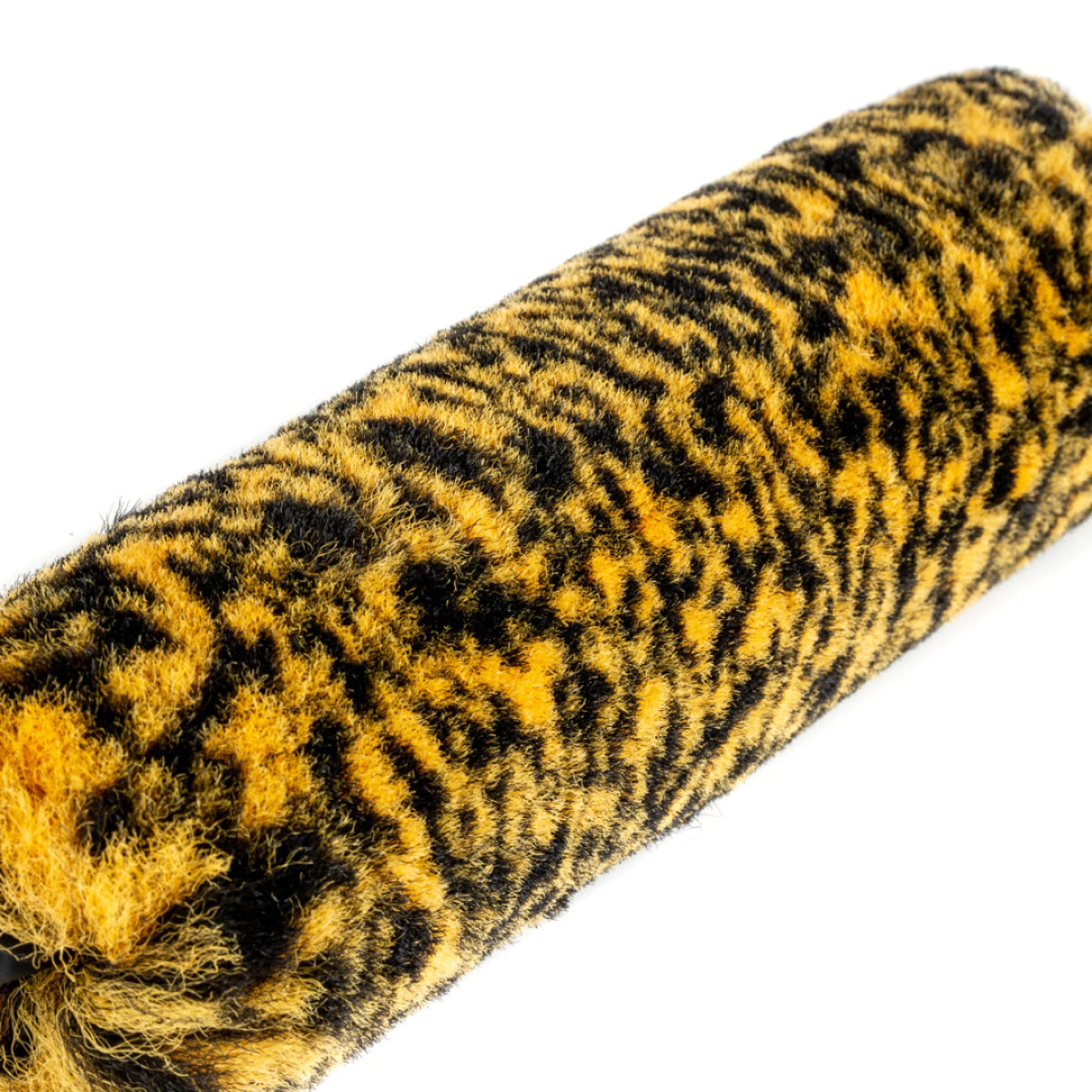 Een close-up van een verfrollerhoes met een donzig luipaardmotief dat lijkt op de textuur van een Wheel Woolie Set.
