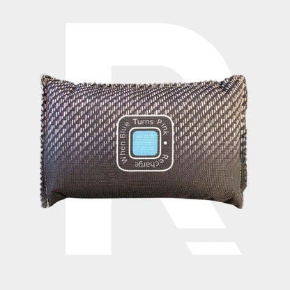 The Auto Ontvochtiger 500gr is a rectangular black and gray humidity control packet with a center label, "When Blue, Recharge. Turns Pink." It prevents foggy windows and offers effective moisture absorption. Background: light gray with faint white R.